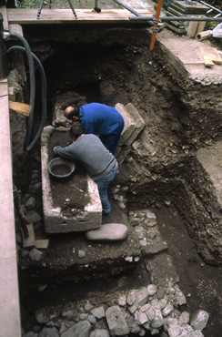 2003: excavation of a sarcophagus